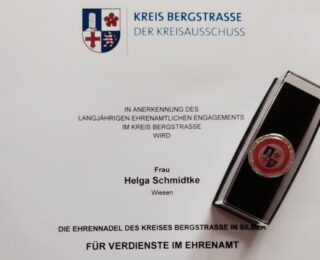 Silberne Ehrennadel für Helga Schmidtke