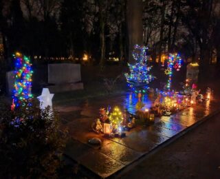Sternenkindergrab in Dieburg weihnachtlich geschmückt