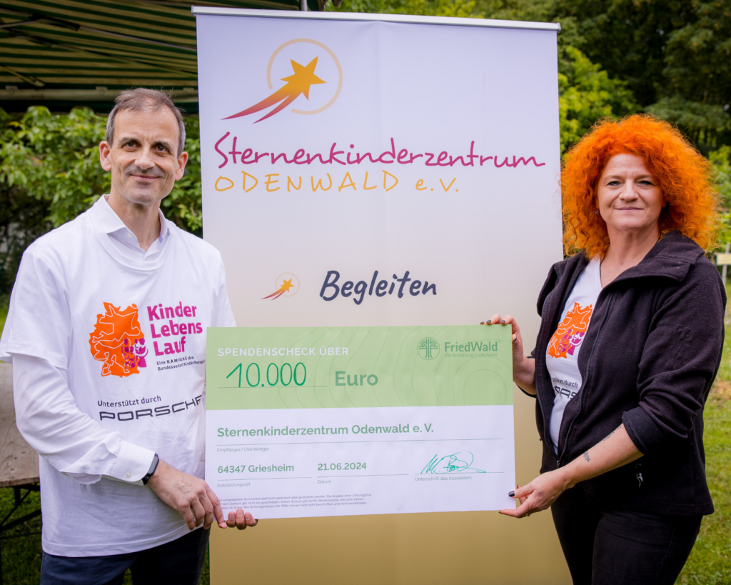 Geschäftsführer Michael Bachmann überreicht den Spendenscheck der FriedWald GmbH über 10.000 Euro an die erste Vorsitzende des Sternenkinderzentrums Odenwald, Helga Schmidtke © FriedWald GmbH, Jan Riedel 