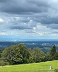 Blick über Neunkirchen ins Rhein Main Gebiet mit Frankfurter Skyline und Taunus